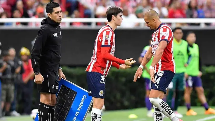 Chivas, sin ‘Chicharito’ y ‘Hormiga’ de cara al Clásico Tapatío