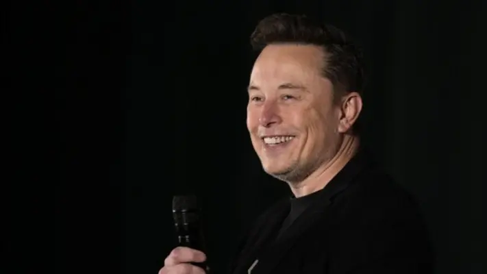 Elon Musk esta interesado en comprar al Liverpool de la Premier League; asegura su padre