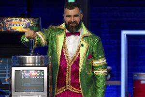 Jason Kelce, exestrella de los Eagles, debuta como presentador de programa de TV