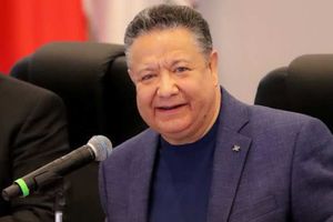 Gobernador de Hidalgo Julio Menchaca sufre desmayo durante evento
