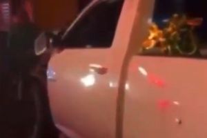 Automovilista atropella a grupo de personas durante desfile navideño en Michoacán