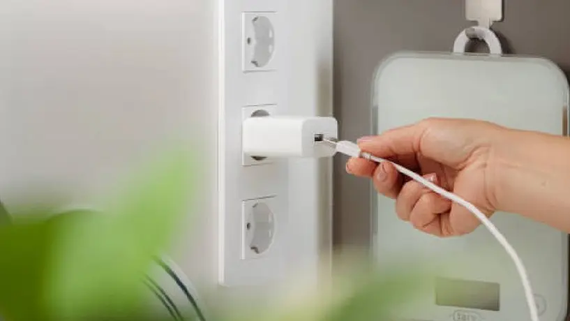 ¿Cuánta energía consume un cargador de celular enchufado pero sin usar? Te decimos aquí