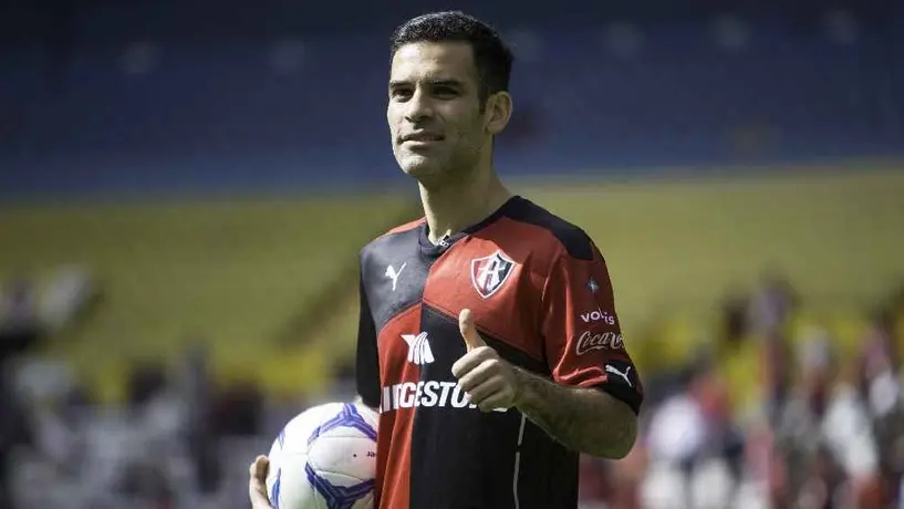Rafa Márquez no olvida su pasado rojinegro y se niega a firmar playera de Chivas