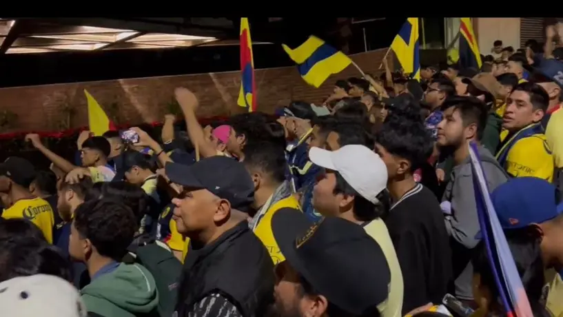 Policía de Monterrey interrumpe serenata de aficionados en hotel de América