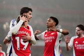 Arsenal derrota a Ipswich Town y cierra el año dentro de la carrera por el título