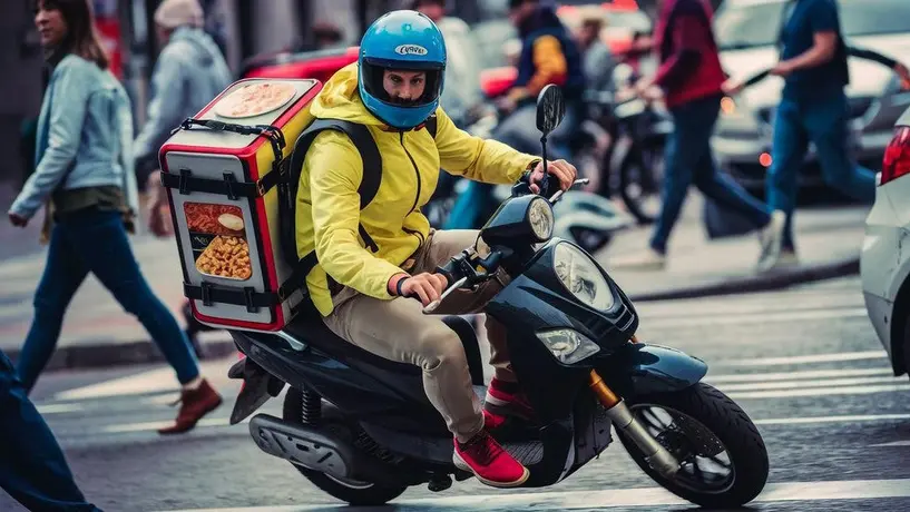 ¿Repartidores de comida por aplicación tendrán pensión? Esto se sabe