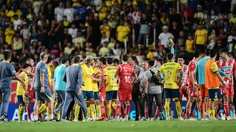 Jugadores de América y Necaxa protagonizan pelea tras el final del partido