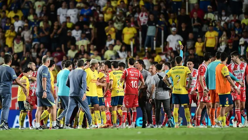 Jugadores de América y Necaxa protagonizan pelea tras el final del partido