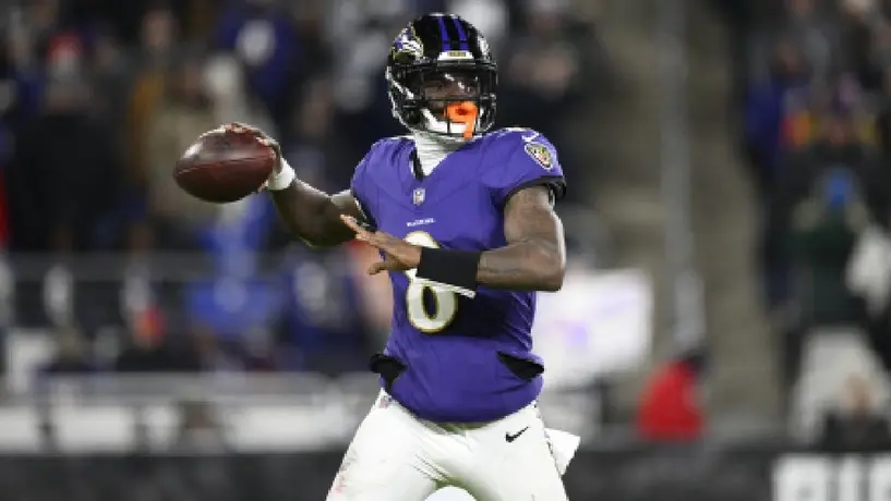 Lamar Jackson es el primer jugador de NFL con más de 4 mil yardas de pase y 800 yardas de carrera