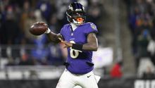 Lamar Jackson es el primer jugador de NFL con más de 4 mil yardas de pase y 800 yardas de carrera