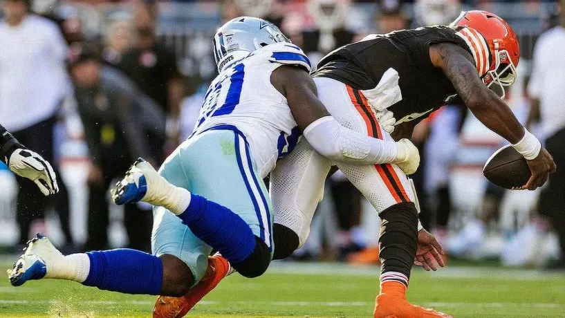Reportan que Dallas perderá a Demarcus Lawrence entre 4-8 semanas