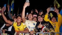 Aficionados de América llevan serenata al equipo en Puebla antes de la Ida de la Final