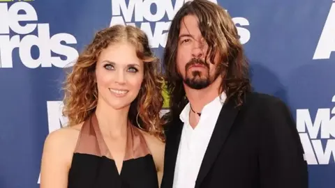 Se reporta que Dave Grohl estaría asistiendo a terapia después del escándalo de infidelidad
