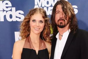 Se reporta que Dave Grohl estaría asistiendo a terapia después del escándalo de infidelidad