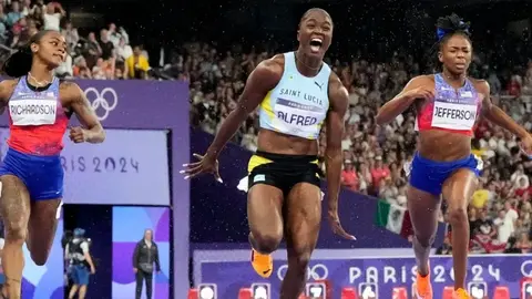Julien Alfred, medallista olímpica en París. 2024, volvió a su país como heroína
