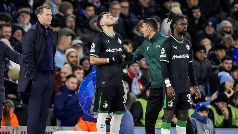 Santiago Giménez recibió el reconocimiento de la afición del Feyenoord que viajó a Manchester