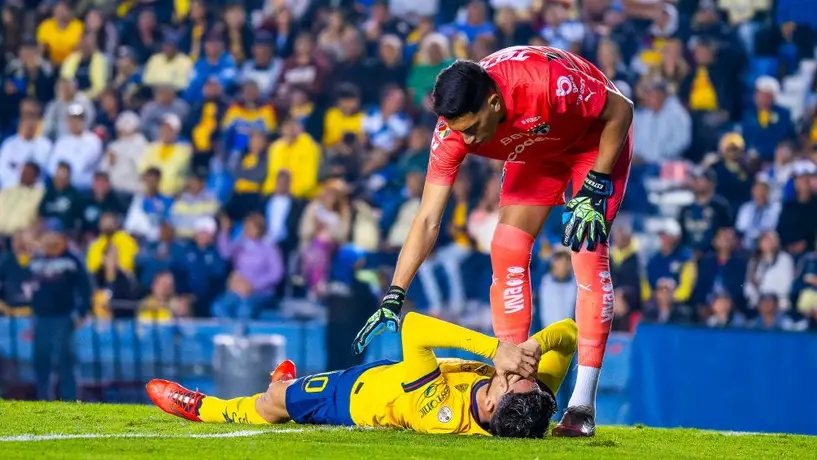 Diego Valdés sufre aparatosa patada de Esteban Andrada, portero de Rayados