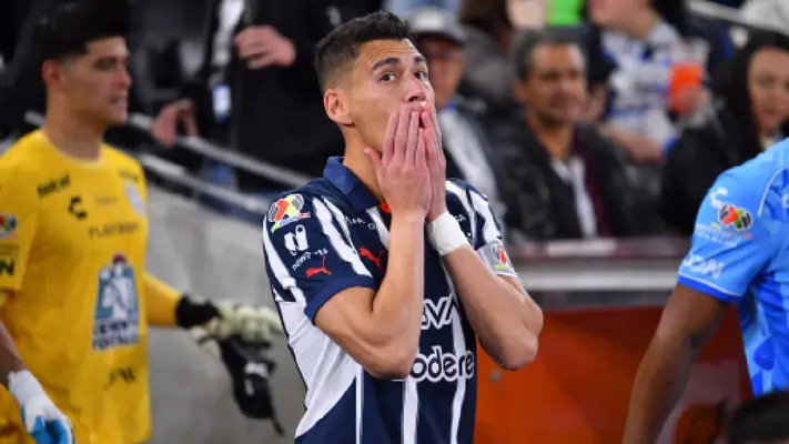 Aficionado de Pachuca es agredido mientras era entrevistado por reportero en el Estadio de Rayados