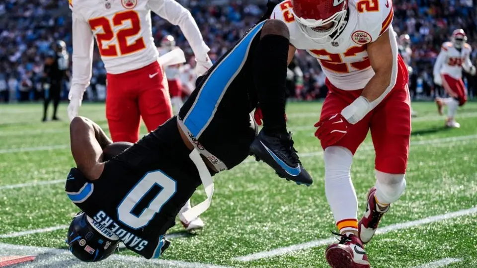 Ja'Tavion Sanders sufre aparatosa lesión tras caer de cabeza