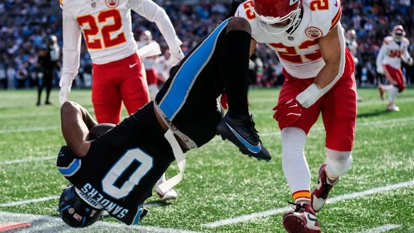 Ja'Tavion Sanders sufre aparatosa lesión tras caer de cabeza