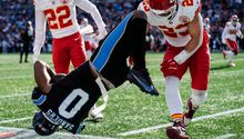 Ja'Tavion Sanders sufre aparatosa lesión tras caer de cabeza