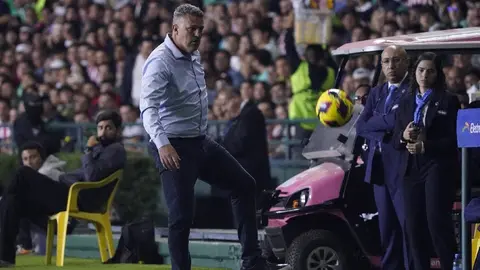 Óscar García se va expulsado tras patada a James Rodríguez en el León vs Chivas