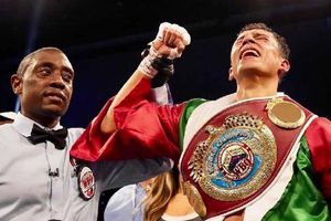 Rafael 'El Divino' Espinoza defenderá su título del OMB ante Robeisy 'El Tren' Ramírez