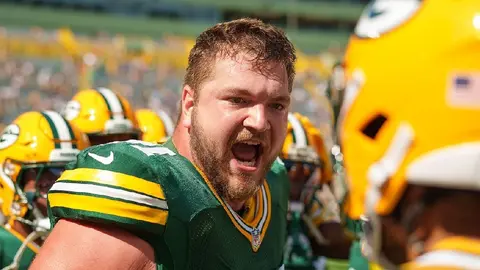 ¡Inaudito! Josh Myers de los Packers vomita sobre el ovoide en pleno juego