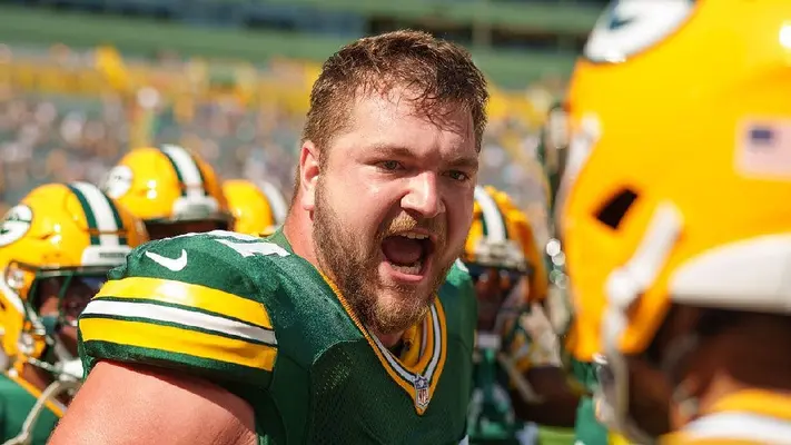 ¡Inaudito! Josh Myers de los Packers vomita sobre el ovoide en pleno juego