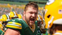 ¡Inaudito! Josh Myers de los Packers vomita sobre el ovoide en pleno juego
