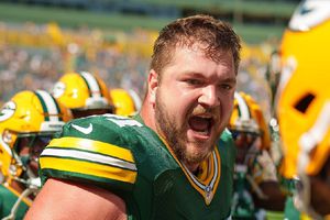 ¡Inaudito! Josh Myers de los Packers vomita sobre el ovoide en pleno juego