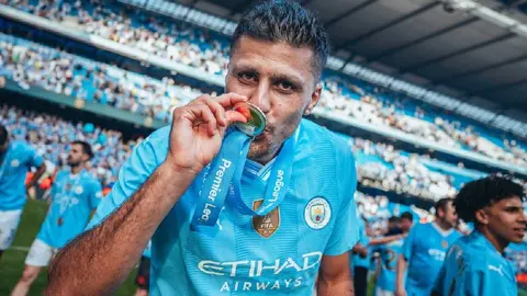 Rodri sobre las actitudes de Vinicius: “Cuando se centre en el campo será mejor jugador”