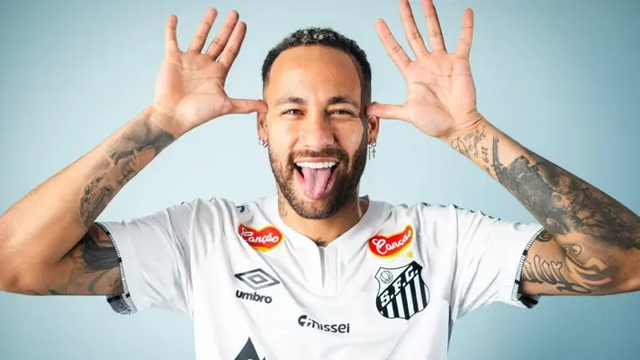 Neymar es recibido por Santos y usará la número '10' de Pelé