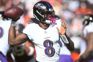 Lamar Jackson ausente en practicas de Ravens, registra lesión en espalda y rodilla