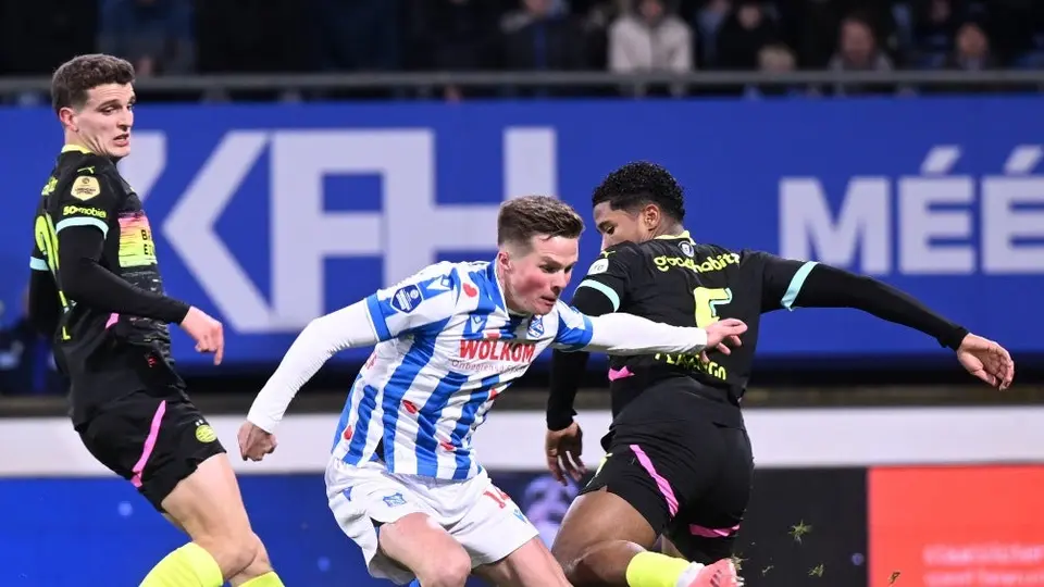 Heerenveen aprovecha un error defensivo y derrota al PSV; 'Chucky' Lozano jugó 15 minutos