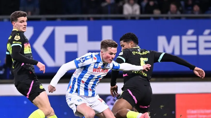Heerenveen aprovecha un error defensivo y derrota al PSV; 'Chucky' Lozano jugó 15 minutos