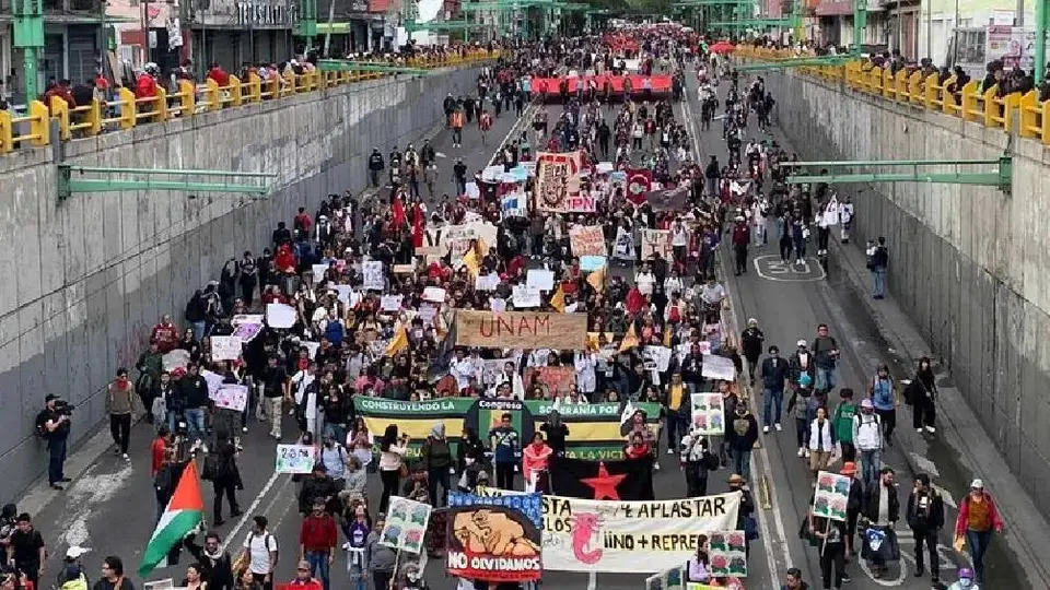 Marcha 2 de octubre: Encapuchados generan disturbios en el Metro de CDMX y en las calles