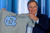 Bill Belichick firma contrato como entrenador en Carolina del Norte; descarta volver a la NFL