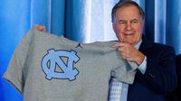 Bill Belichick firma contrato como entrenador en Carolina del Norte; descarta volver a la NFL