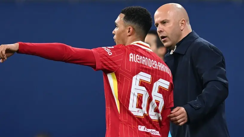 Arne Slot sobre de Alexander Arnold: "En el futbol es muy difícil hablar del futuro"