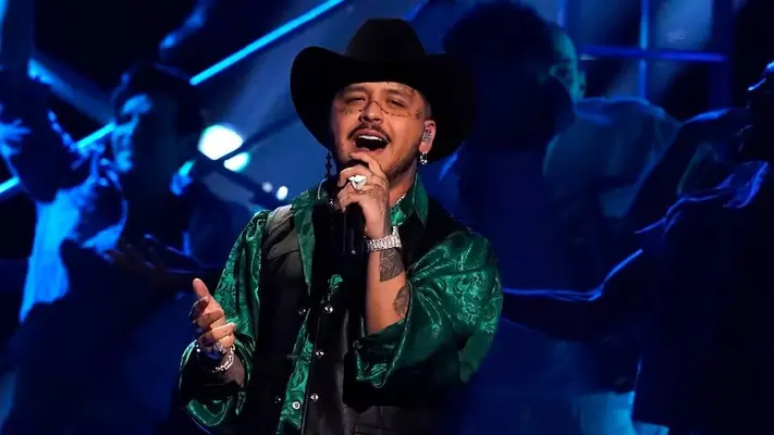 VIDEO: Christian Nodal coquetea con una fan en pleno concierto