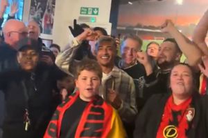 Julián Araujo festeja triunfo del Bournemouth en un bar con aficionados