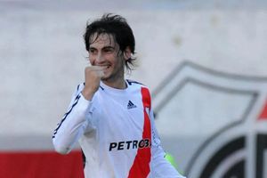 Robert Flores se alejó del futbol y ahora trabaja en una peluquería