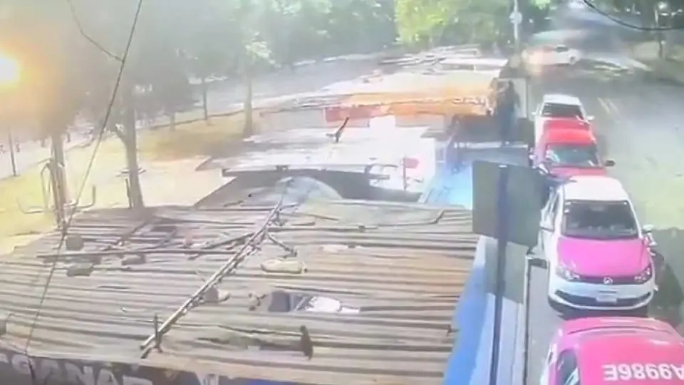 VIDEO: Automovilista atropella a personas en Calzada Ignacio Zaragoza; hay 4 muertos