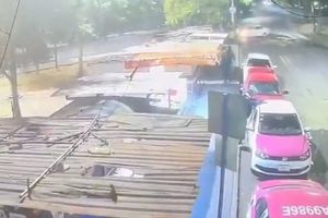 VIDEO: Automovilista atropella a personas en Calzada Ignacio Zaragoza; hay 4 muertos