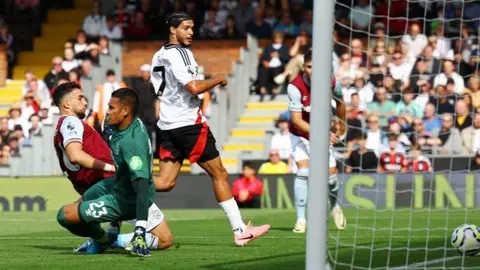 Raúl Jiménez anota en el empate entre Fulham y el West Ham de Edson Álvarez
