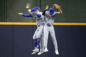 Mets continúan semana de emociones con triunfo de 8-4 sobre Cerveceros en la Serie de Comodines