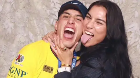 Zendejas y Sabrina Enciso protagonizan beso romántico en festejo del Tricampeonato