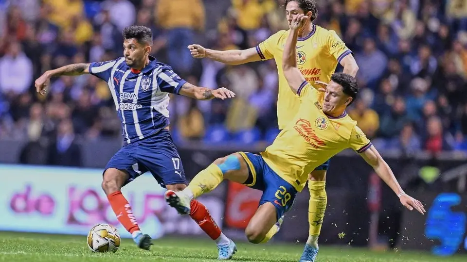 'Tecatito' Corona revela corte en el tobillo tras entrada de Ramón Juárez de América