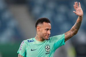 Neymar sufre robo de lujoso anillo en pleno estadio; un aficionado lo despoja en un saludo